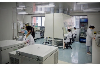 临床基因扩增实验室工作人员进行实验操作