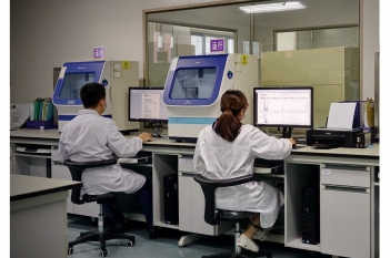 临床基因扩增实验室工作人员进行数据分析（DNA测序仪）